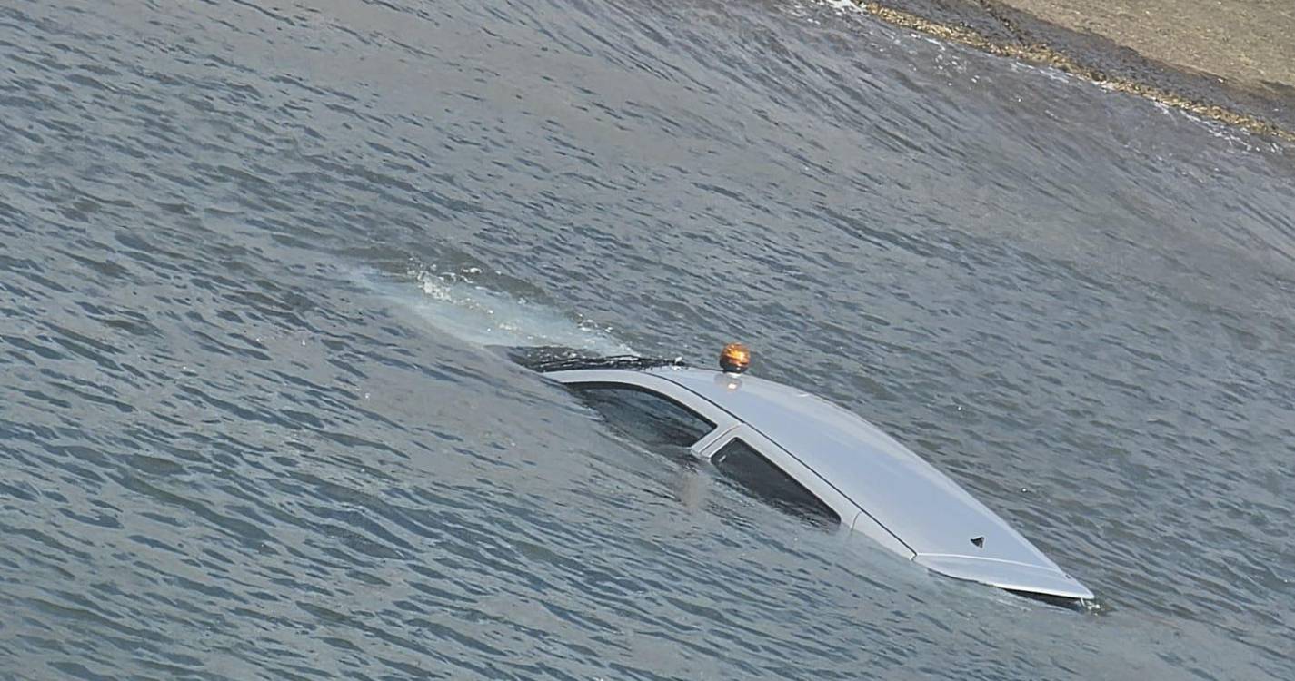 Carro cai ao mar na zona do centro náutico de São Lázaro