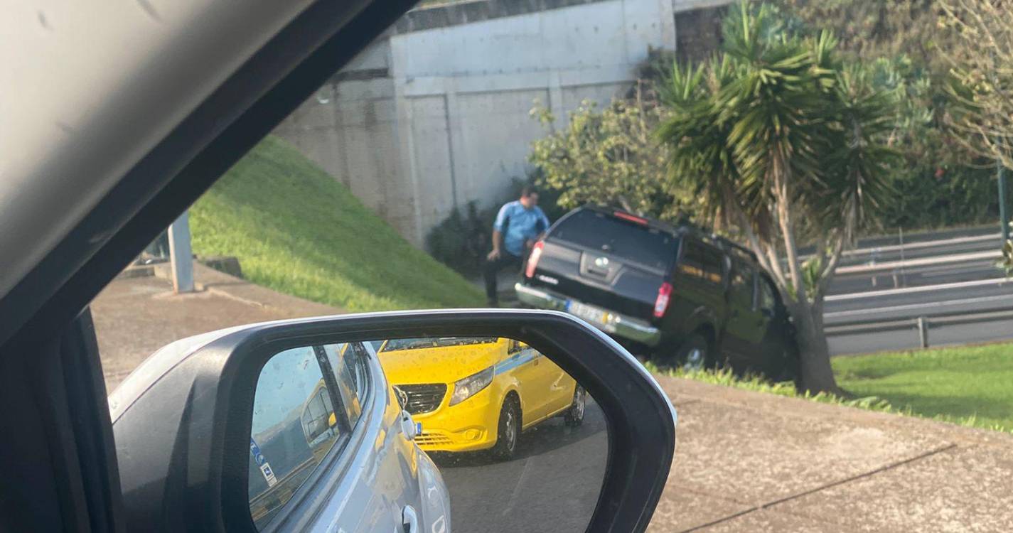 Carro despista-se e sai de estrada no nó de acesso ao aeroporto