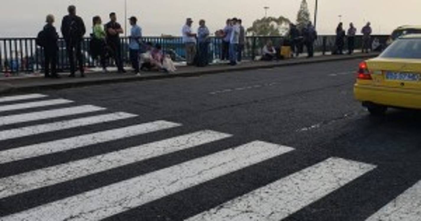 Horas de espera no aeroporto levam passageiros a perder a paciência e a apontar "falta de organização"