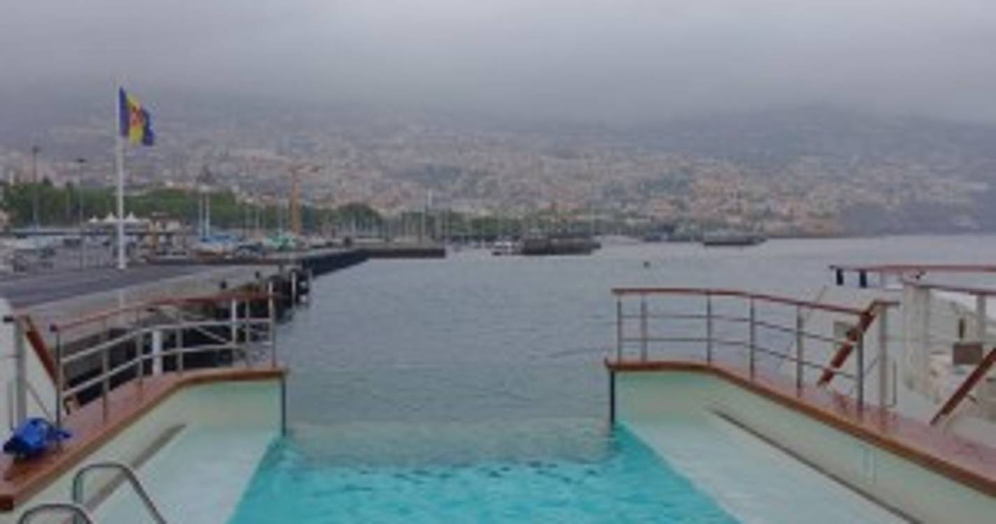 Veja o interior do ‘Le Bellot’ que hoje estreia-se no Funchal com 231 pessoas a bordo (com fotos)