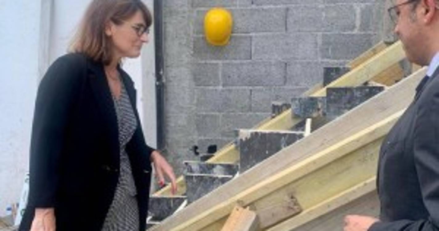 Justiça: Ministra visitou obras no tribunal e contactou com oficiais da Justiça no Porto Santo