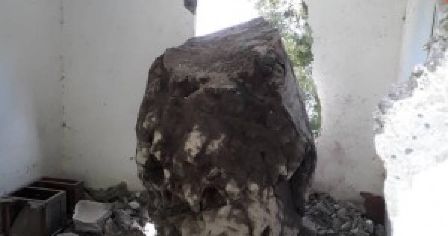 Turistas assustados com queda de pedra de grandes dimensões na Calheta (com fotos)