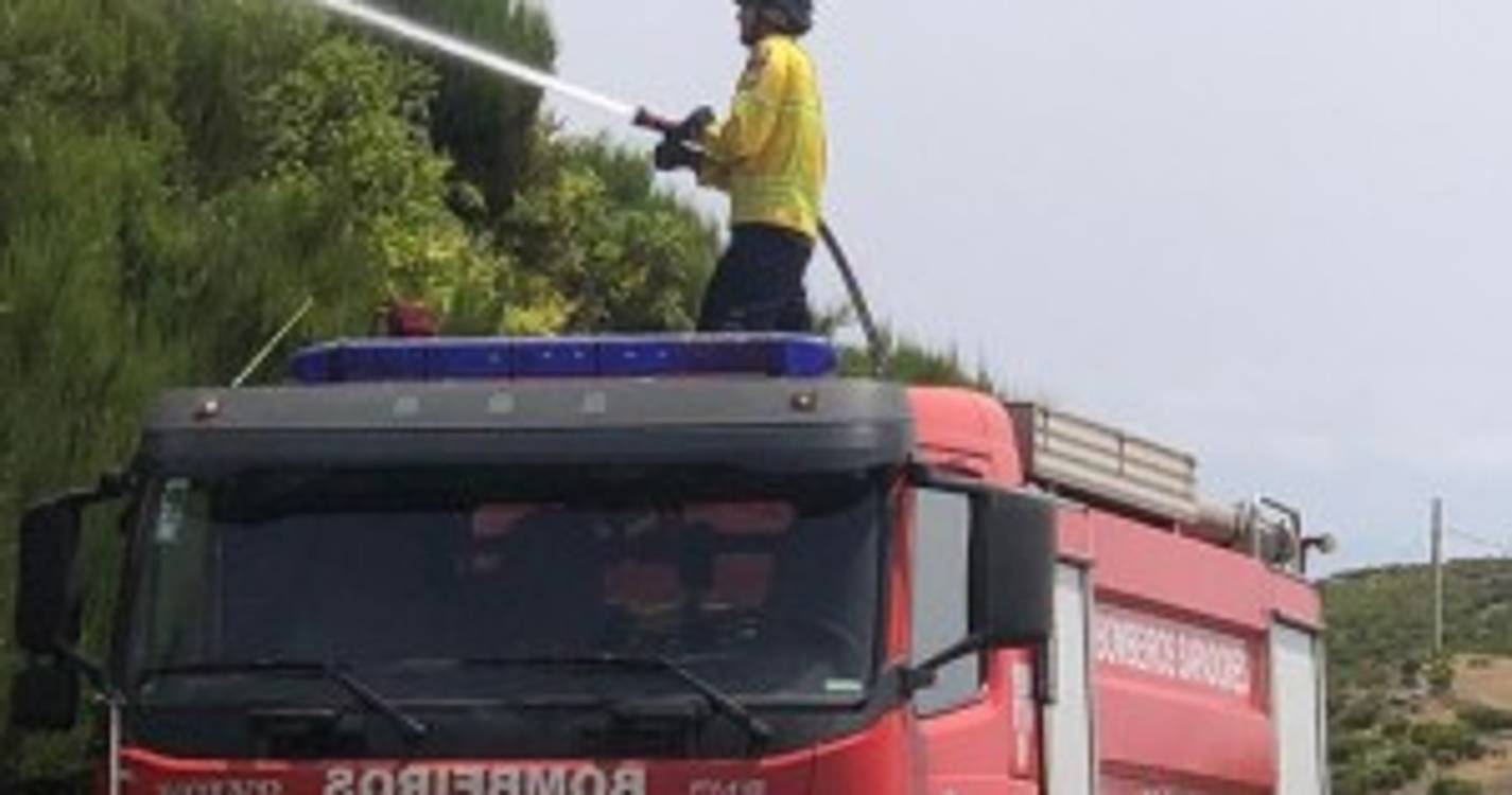 Veja imagens do combate ao fogo causado por uma viatura que se incendiou (fotos e vídeo)