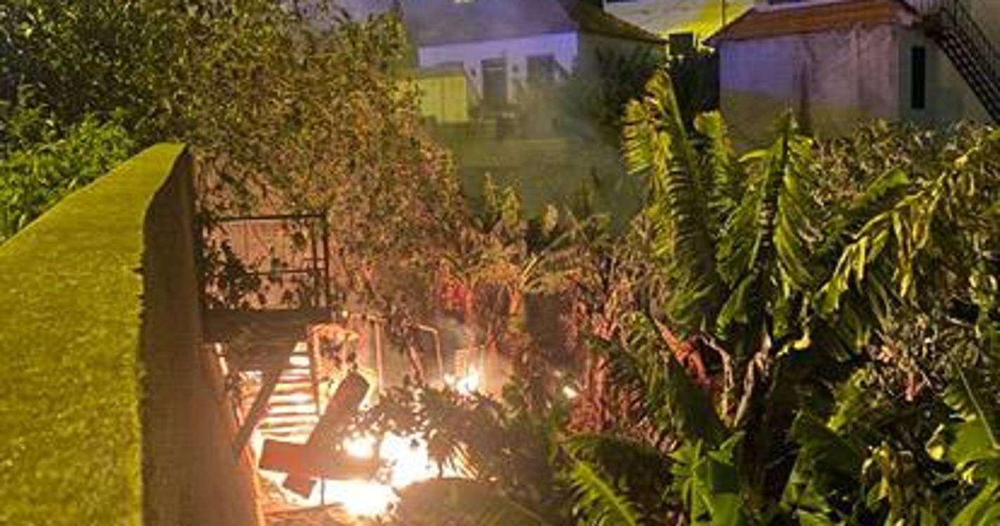 Bombeiros combatem incêndio junto ao bairro das Malvinas