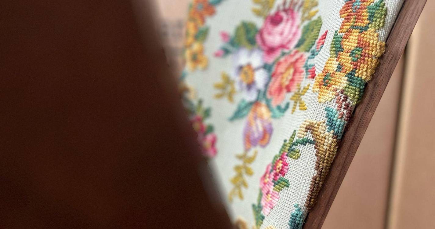 Tapeçarias da Bordal transformam cadeiras portuguesas Roots em peças únicas