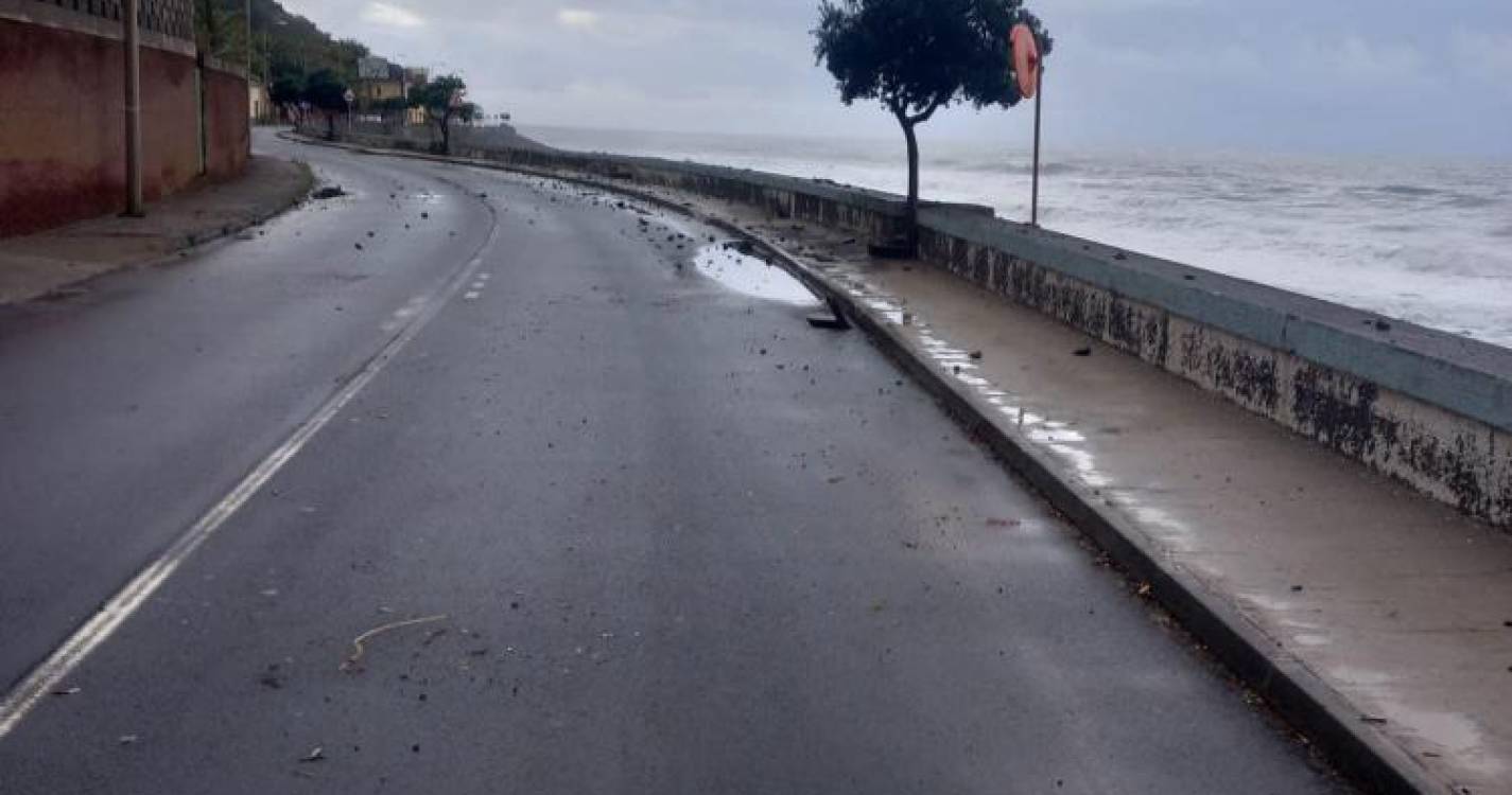 Estrada encerrada na Madalena do Mar devido à forte agitação marítima (com fotos)