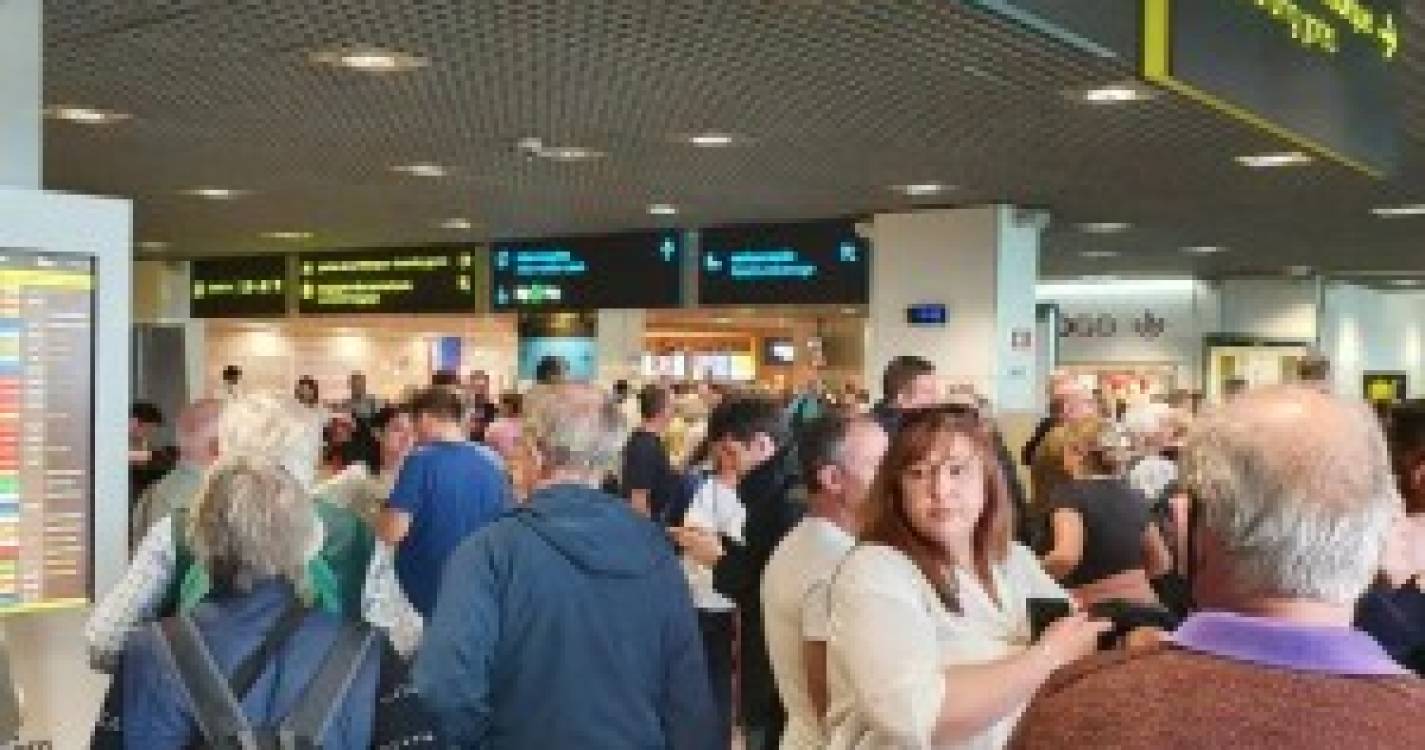 Horas de espera no aeroporto levam passageiros a perder a paciência e a apontar &#34;falta de organização&#34;