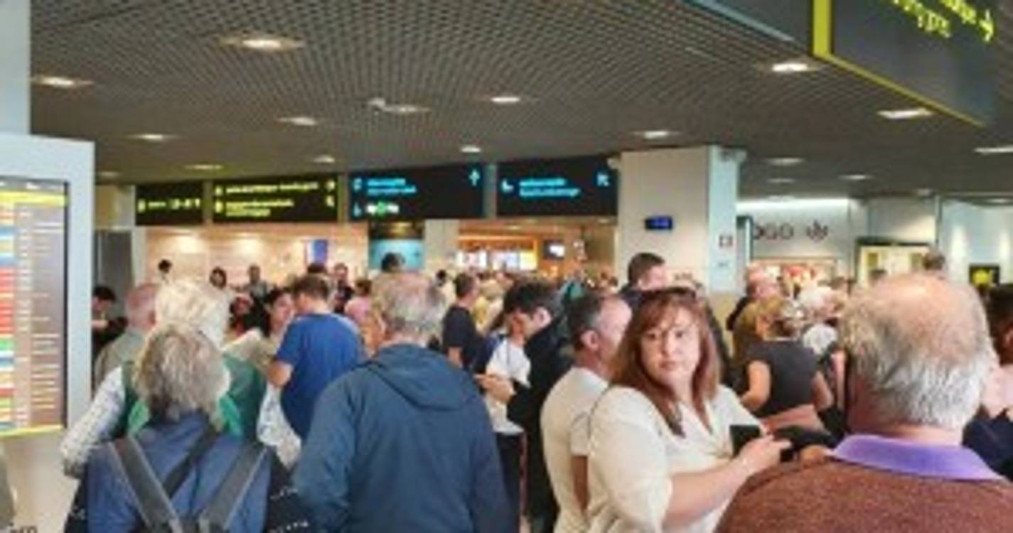 Horas de espera no aeroporto levam passageiros a perder a paciência e a apontar "falta de organização"