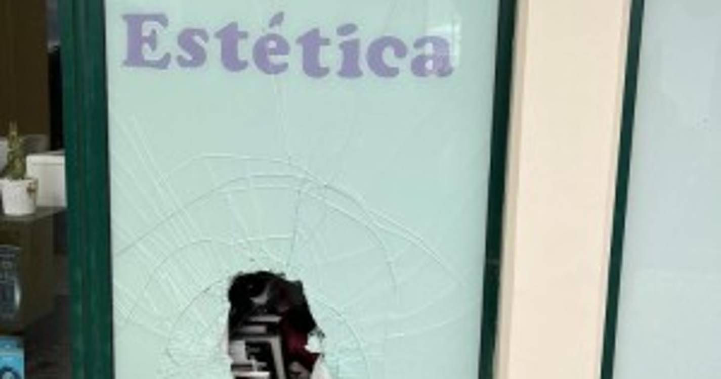 Dois assaltos esta noite no Caniço (com fotos)