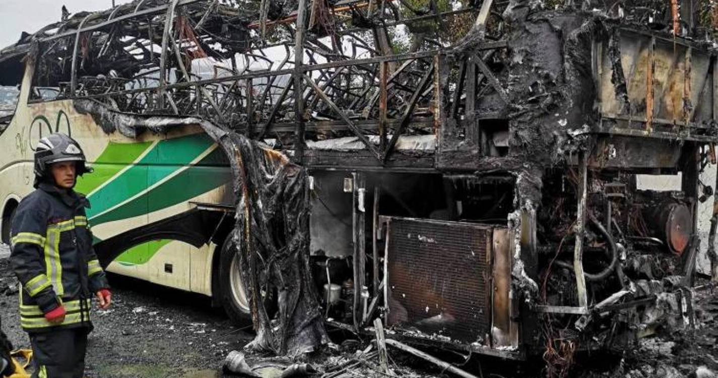 Autocarro ficou completamente destruído pelo fogo (com fotos)