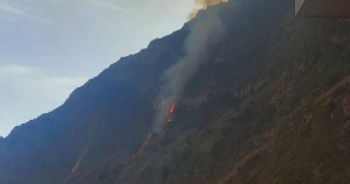 Imagens mostram fogo a chegar ao Porto Moniz