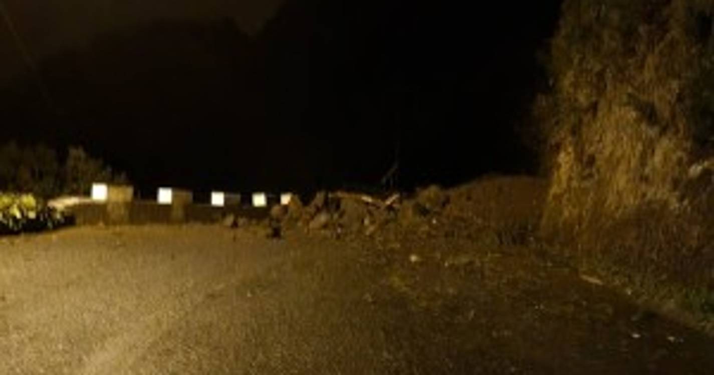Derrocada fecha estrada entre as Cruzinhas e o Faial (com fotos)