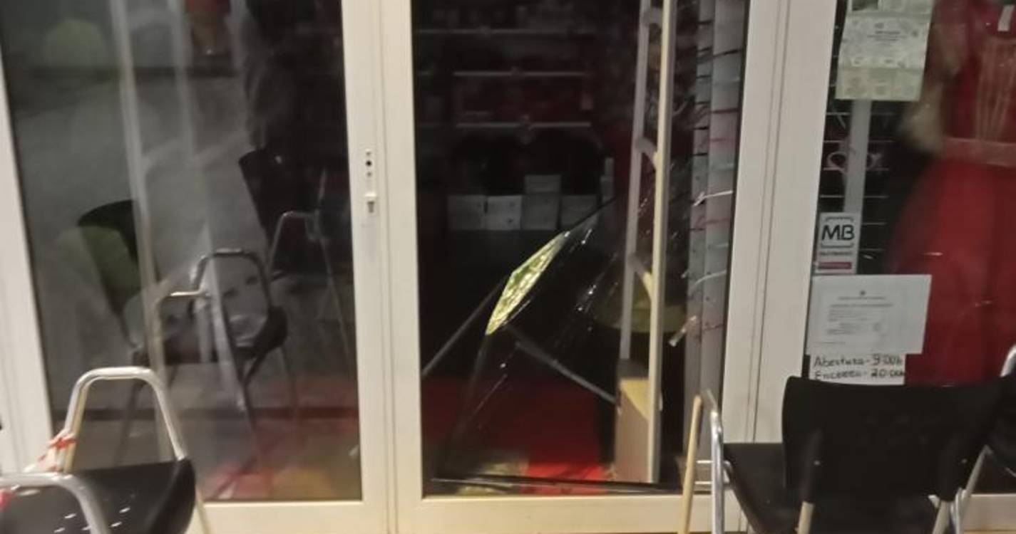 Loja assaltada esta madrugada no Camacha Shopping