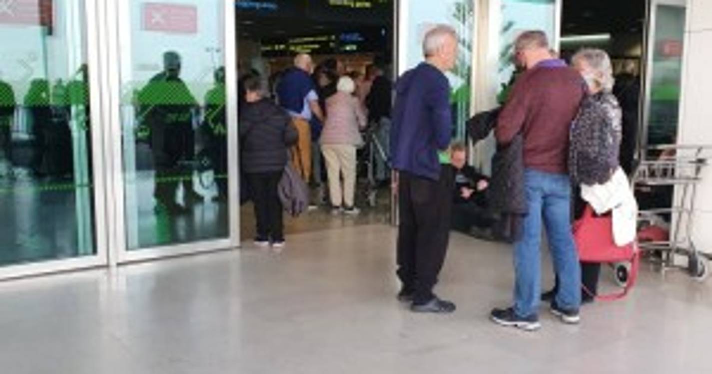 Horas de espera no aeroporto levam passageiros a perder a paciência e a apontar "falta de organização"