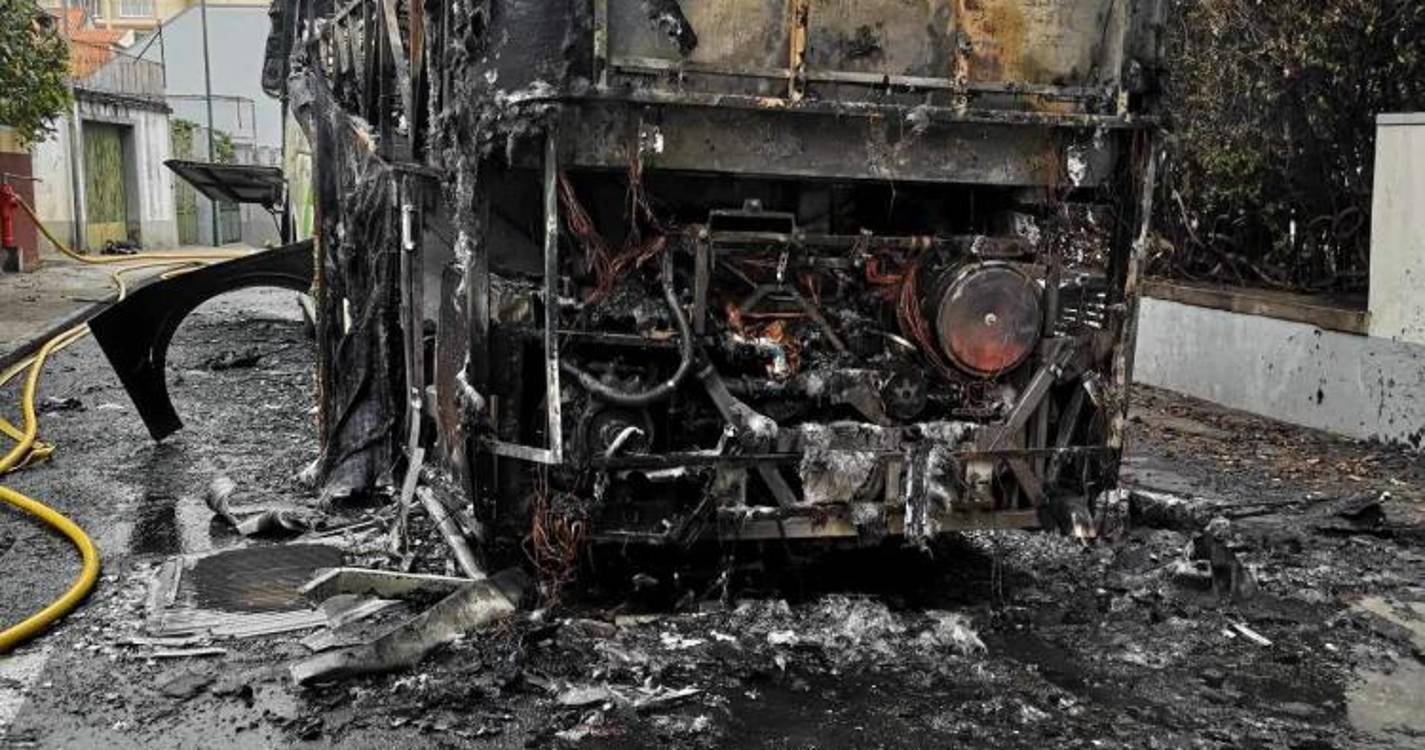 Autocarro ficou completamente destruído pelo fogo (com fotos)