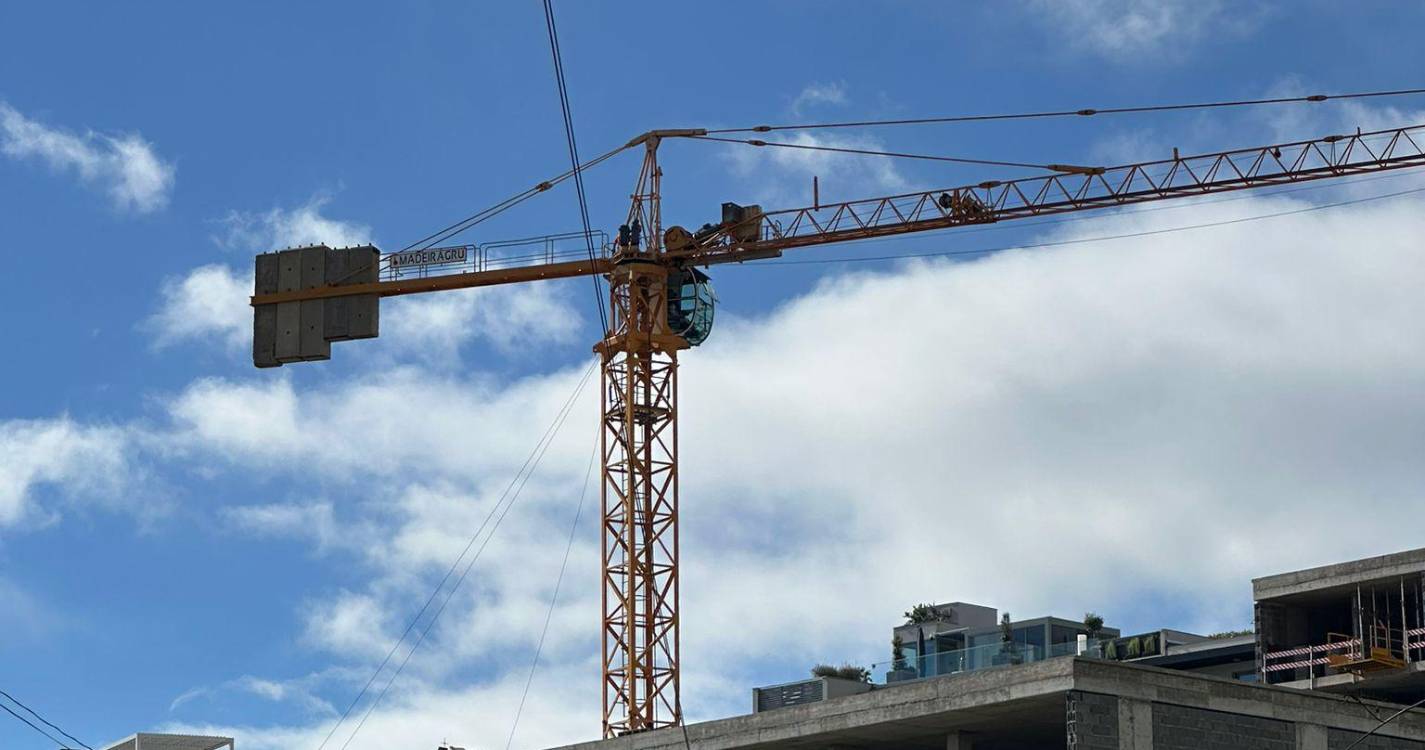 Bombeiros acionados para difícil resgate de trabalhador numa obra no Funchal