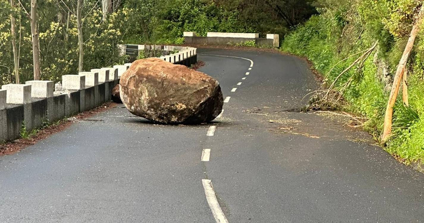 Queda de pedra de grandes dimensões condiciona trânsito acima do Terreiro da Luta