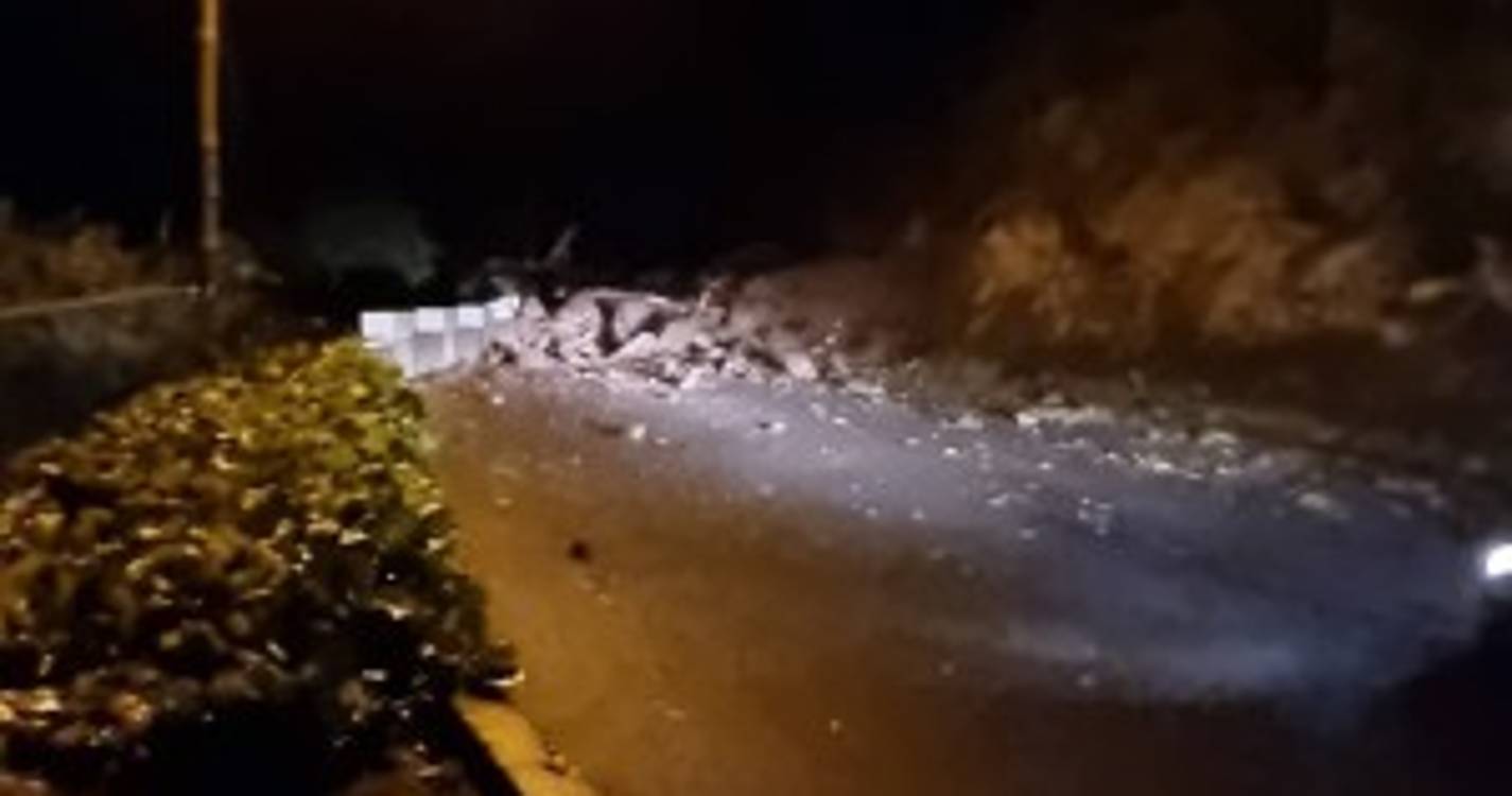 Derrocada fecha estrada entre as Cruzinhas e o Faial (com fotos)