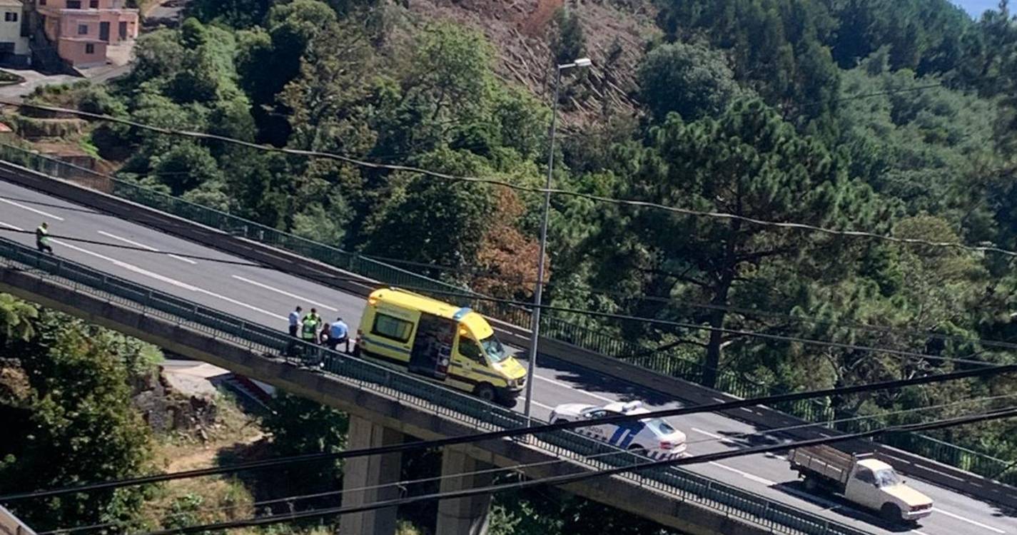 PSP e Bombeiros prestam socorro em viaduto na Camacha