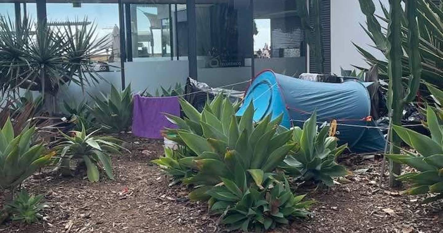 Turistas montam acampamento ilegal junto ao teleférico