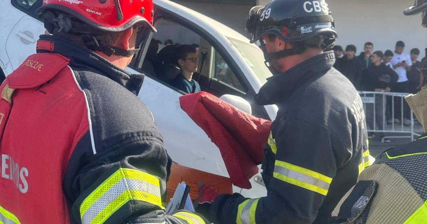 Bombeiros Sapadores com simulacro na Escola Francisco Fernandes (com fotos)