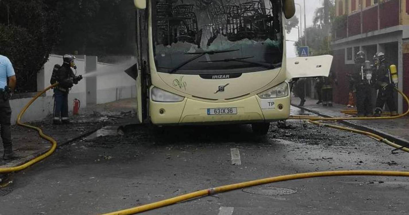 Autocarro ficou completamente destruído pelo fogo (com fotos)