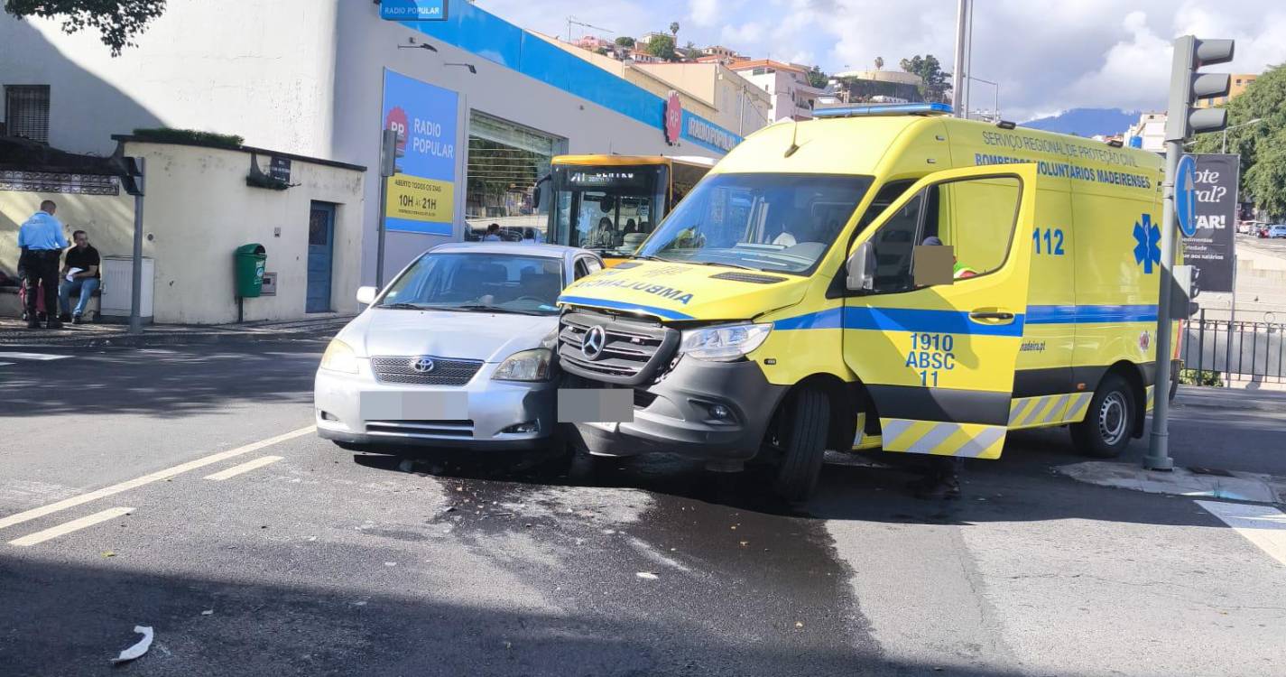 Ambulância embate em carro ligeiro na 5 de Outubro