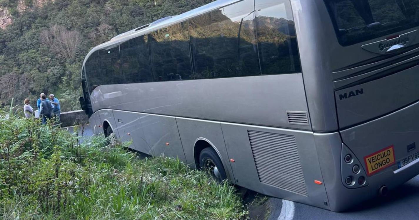 Acidente com autocarro de turismo encerra estrada em Santana