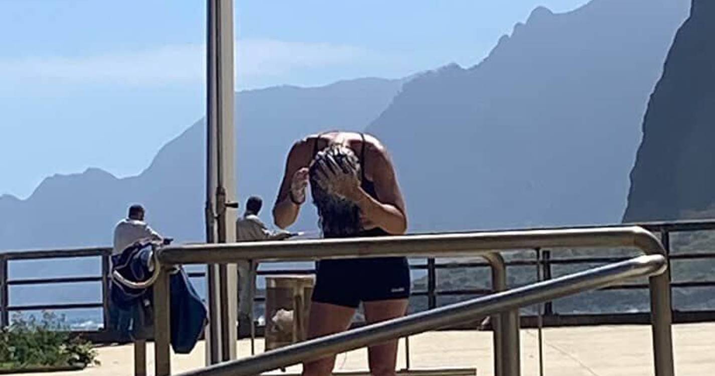 Banhistas incomodados com turistas a usar sabão nos duches no Faial