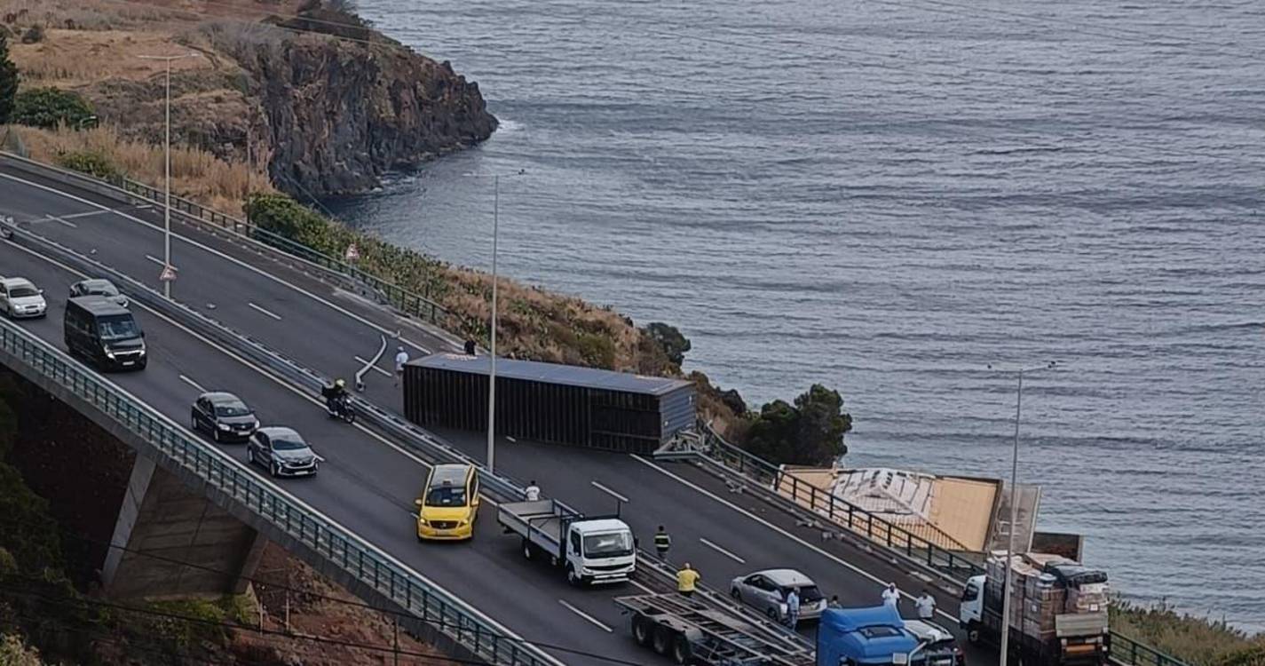 Contentor de 40 pés provoca acidente e encerra via rápida no sentido Funchal–Machico (com vídeos)