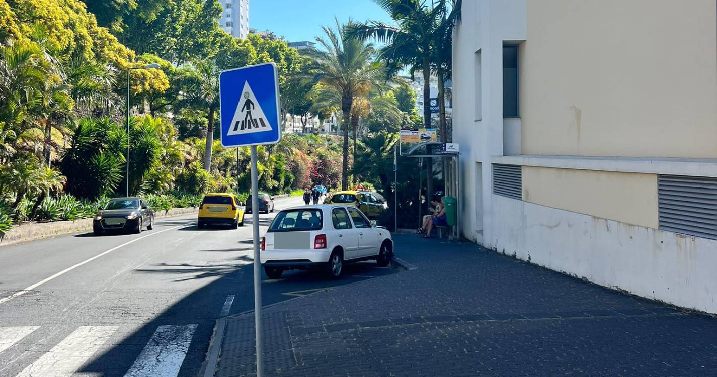 Carro acidentado continua estacionado na mesma paragem da Estrada Monumental