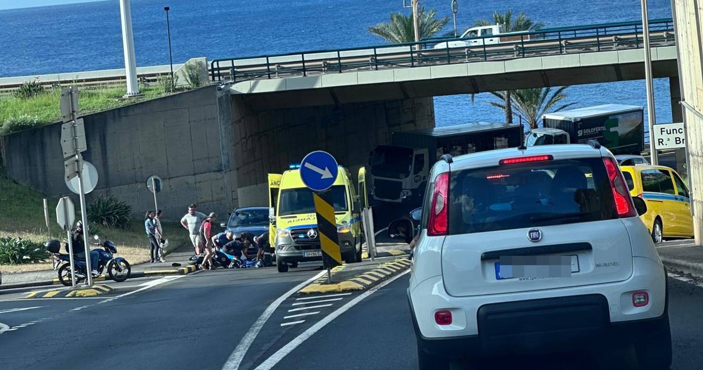 Acidente com mota provoca um ferido em Santa Cruz