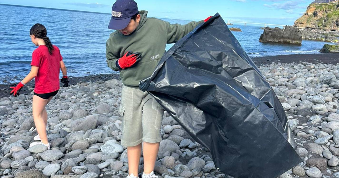 Alunos da Escola dos Salesianos recolhem 58 kg de lixo na Praia Formosa (com fotos)