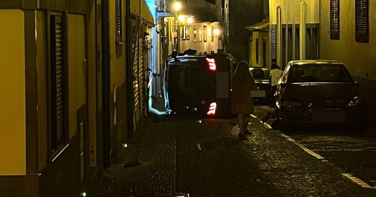 Condutor abandona viatura após capotamento na Zona Velha