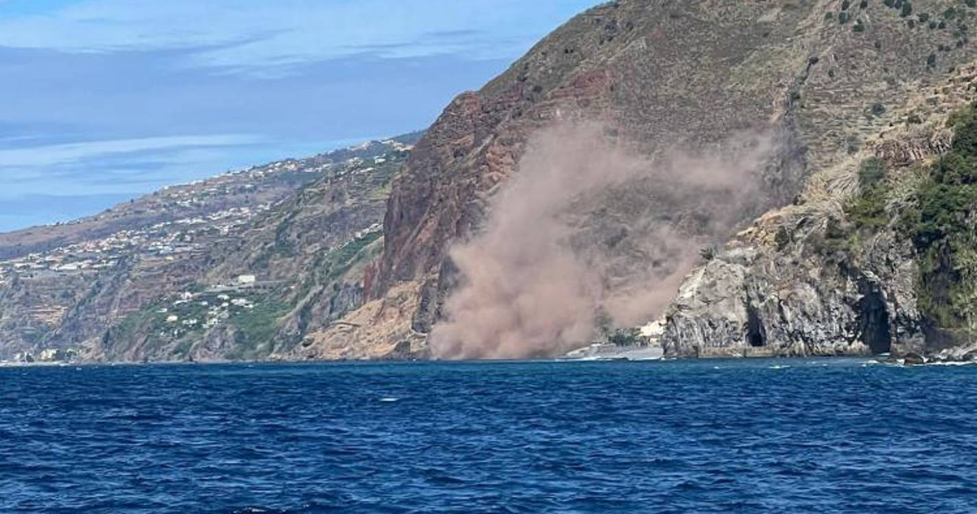 Derrocada sobre o mar na Madalena do Mar