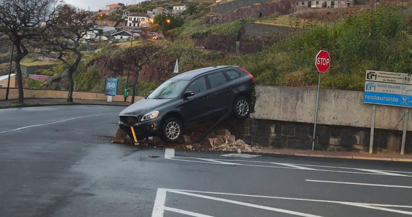 Viatura desliza do estacionamento para a estrada