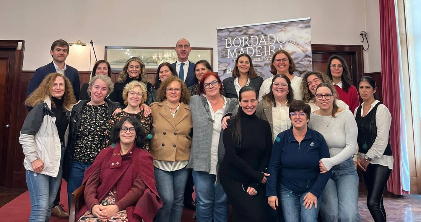 Quinze mulheres, em situação de desemprego, seguem para estágio em Bordado da Madeira