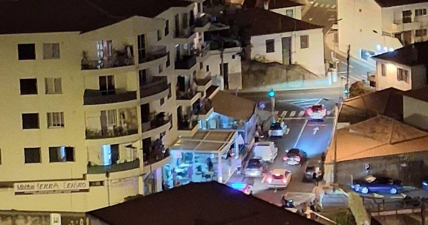 Condutor alcoolizado destrói esplanada após despiste nos Viveiros