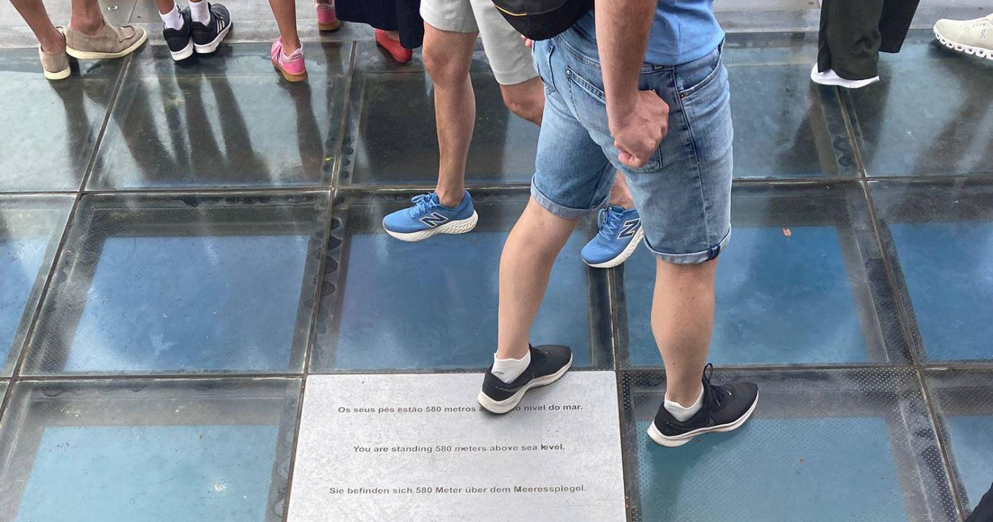 Turistas criticam falta de limpeza no Miradouro do Cabo Girão