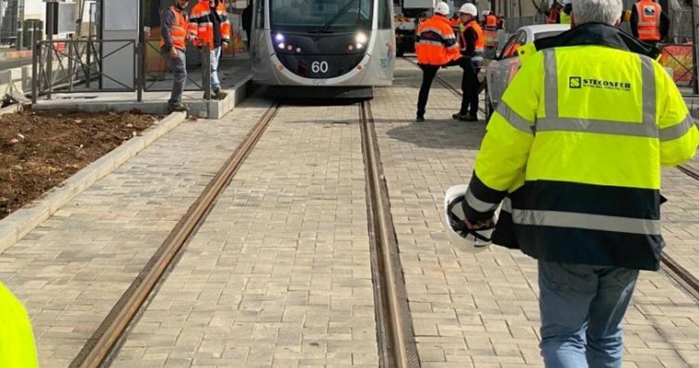 Ativistas pró-Palestina vandalizaram empresa portuguesa que constrói ferrovias em Jerusalém