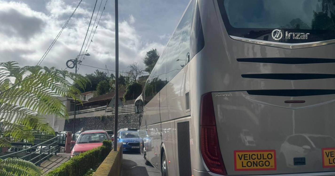 Carro de turista bloqueou trânsito no Monte