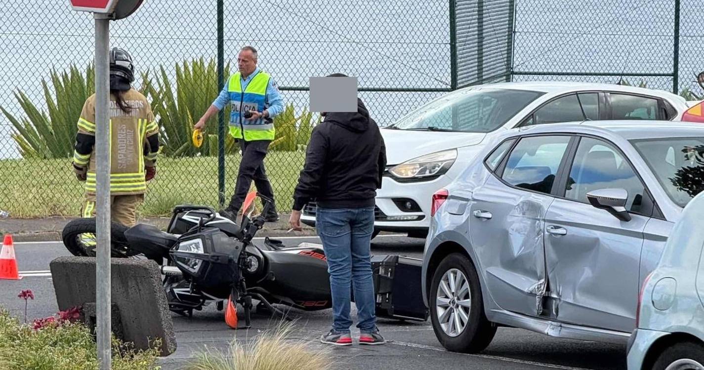 Ambulância estava a passar quando houve a colisão na ER207 entre Santa Cruz e Santo da Serra
