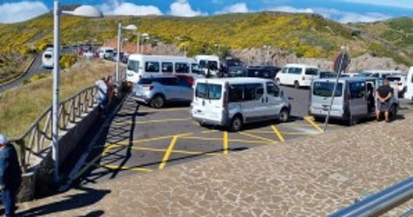 Pico do Areeiro repleto de turistas e com estacionamento descontrolado