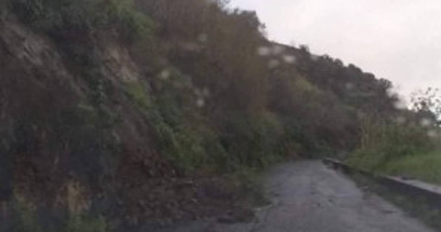 Estrada que liga Arco da Calheta e Canhas condicionada por queda de pedras