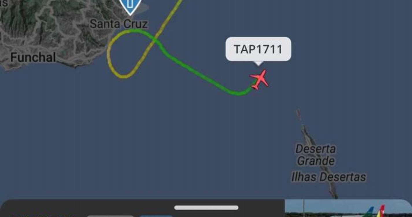 Enquanto avião não aterra adeptos fazem a festa