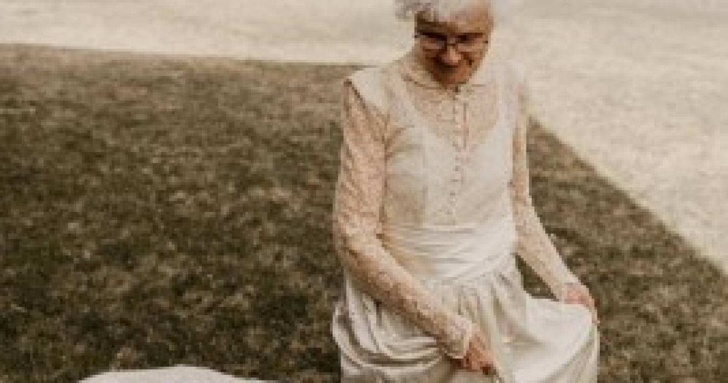 Mulher volta a usar vestido do dia do seu casamento 70 anos depois (com imagens)
