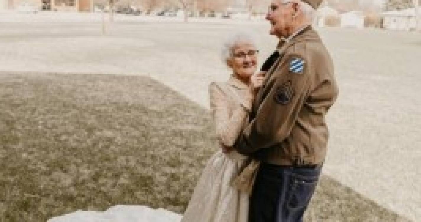 Mulher volta a usar vestido do dia do seu casamento 70 anos depois (com imagens)