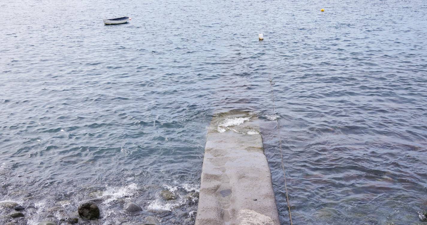 Mulher de 69 anos sofre traumatismo no ombro após rebentação de onda