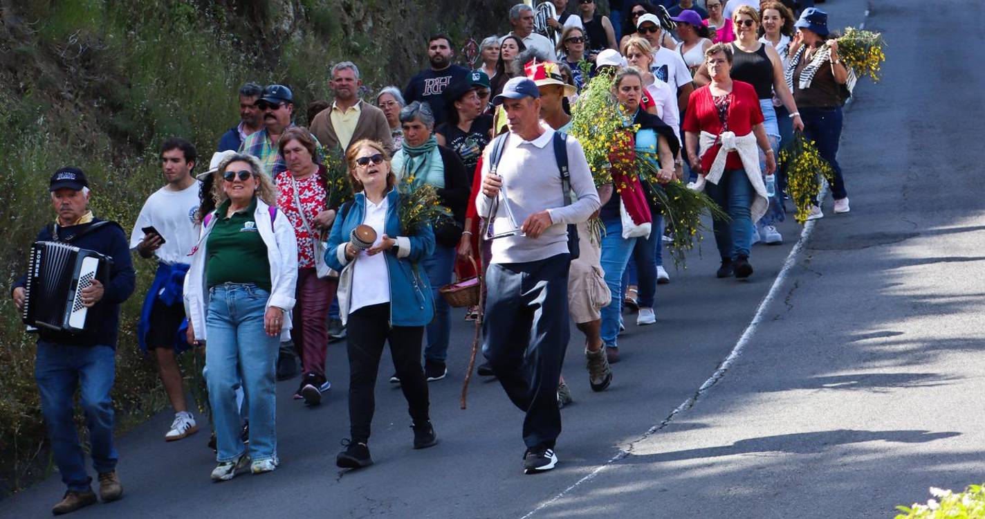 Festa do Espírito Santo da Encumeada celebrou Domingo de Pentecostes com missa campal e cortejo (com fotos)