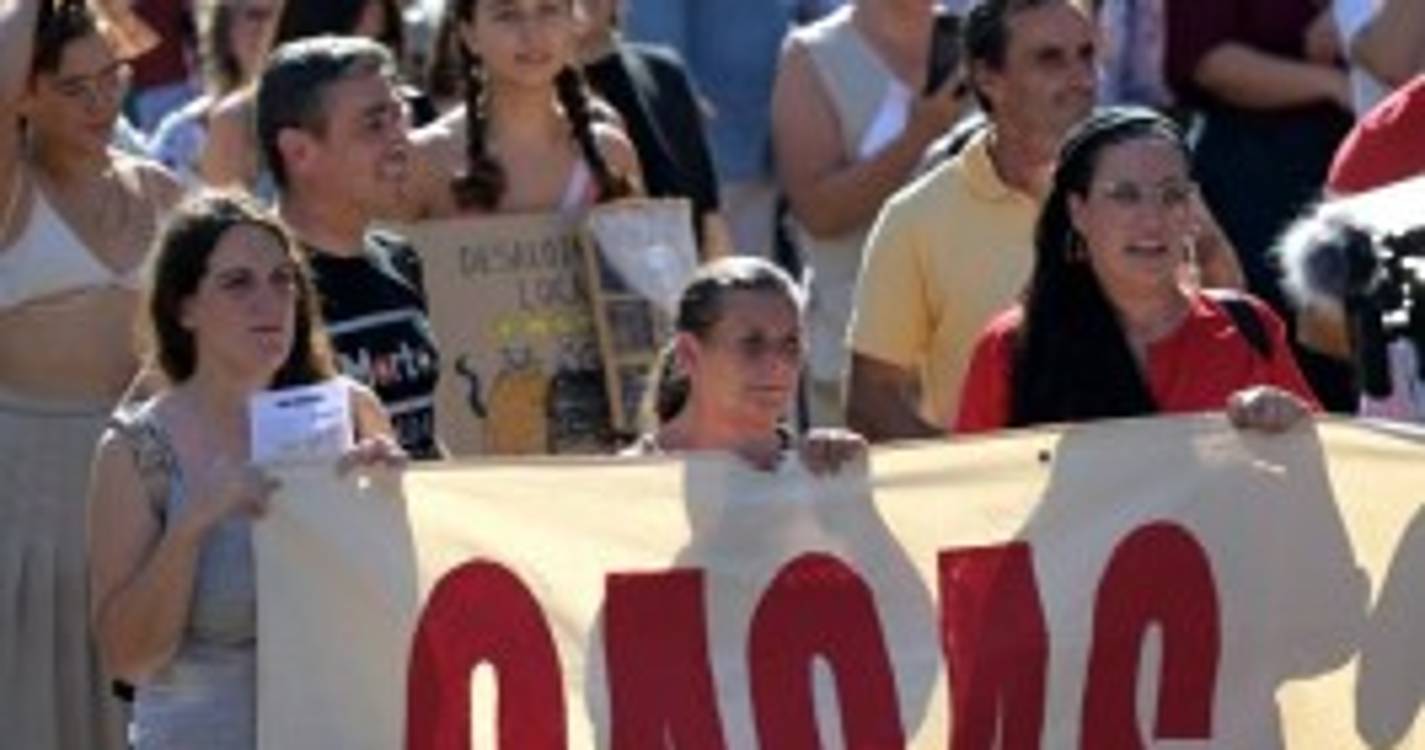 Habitação: Pelo menos oito mil manifestantes preenchem rua de Santa Catarina no Porto (com fotos)